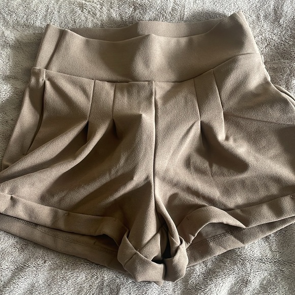 Fashion Nova Pants - 🩷 3/$18 NWT Fashion nova Sasha shorts taupe Women's Tan High-Waisted Shorts